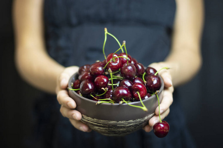性感时尚美女吃樱桃图片