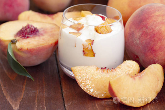 桃子酸奶甜的夏季甜点新鲜水果的凝乳甜点吃健康富含维生素的早餐木质