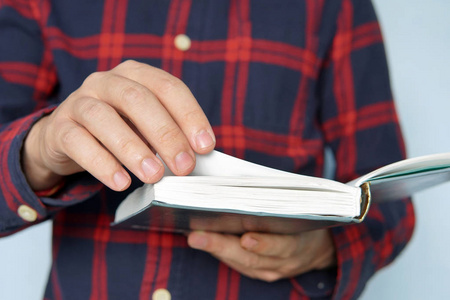 翻阅着鼻子走图片