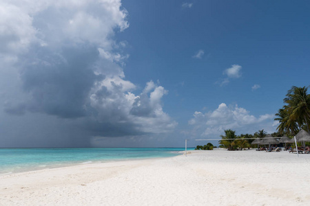 马尔代夫热带岛屿上宽阔的沙滩图片