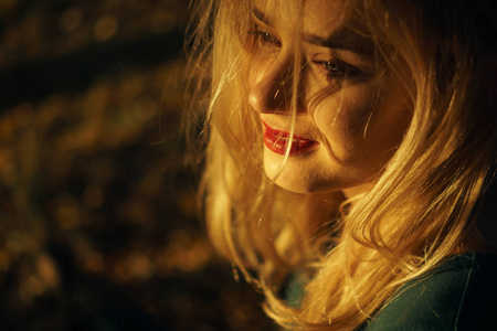 晚霞红唇笑脸少女秋日写真照片 正版商用图片2l503a 摄图新视界