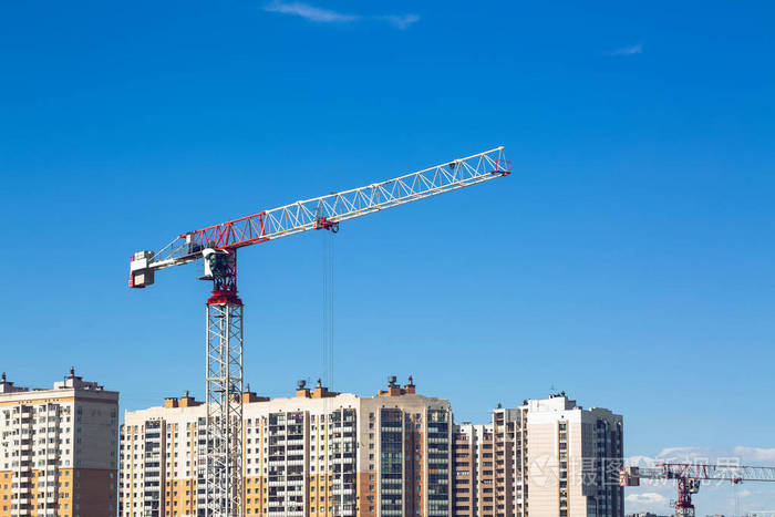 大型建筑工地,包括在建筑群上工作的几台起重机,工人,施工设备,工具和