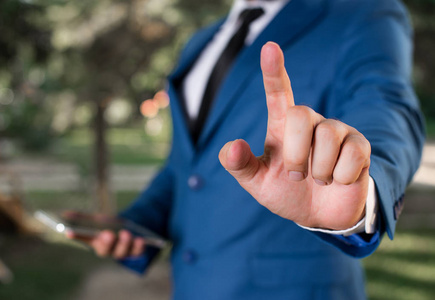 在他面前指手画脚的商人.商人手里拿着笔记本电脑,用手指指了指.照片