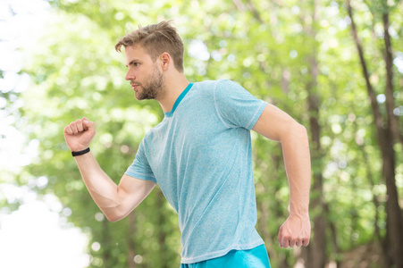 一个脸上留着胡子的帅哥理发店护肤与男性美容理念休闲但帅气英俊的