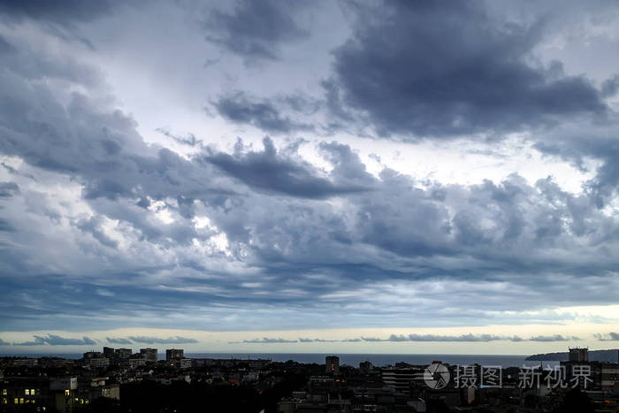 夏日傍晚 海滨城市上空乌云密布 戏剧性的天景 照片 正版商用图片2l5ddr 摄图新视界