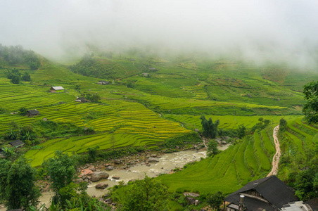 水稻地高山村落的壮观景观图片