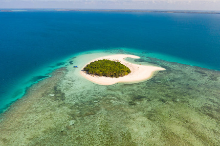 万帕帕塔万岛.有白色沙滩的热带小岛.环礁上美丽的岛屿,从上面俯瞰.