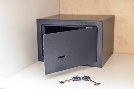 更衣箱钥匙用钥匙打开金属保险箱,打开酒店房间的门照片