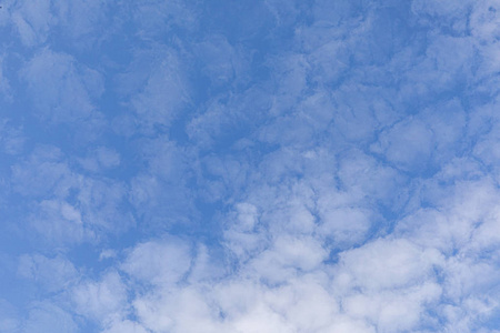 蓝天下结构和谐的浮云图片