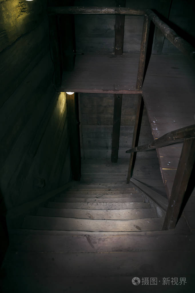 里面有一个黑色的木楼梯,台阶下到一座废弃的老房子的地下室,黑色的