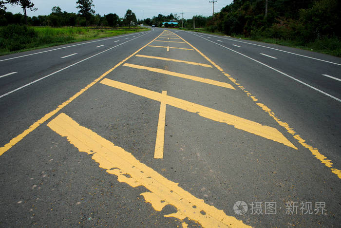 沥青路面上的道路交通漆是黄色的