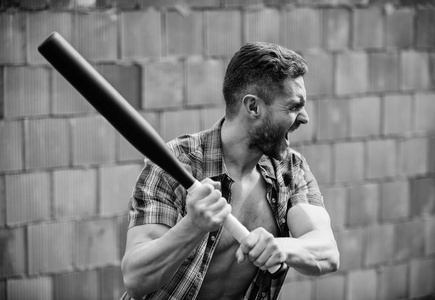 不刮胡子的肌肉男在打架.拿着棒球棒的人.我是个罪犯.户外运动.