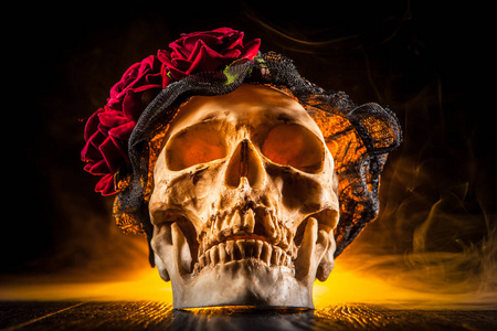 戴着玫瑰花圈的骷髅头.头骨上有玫瑰.死亡之日照片