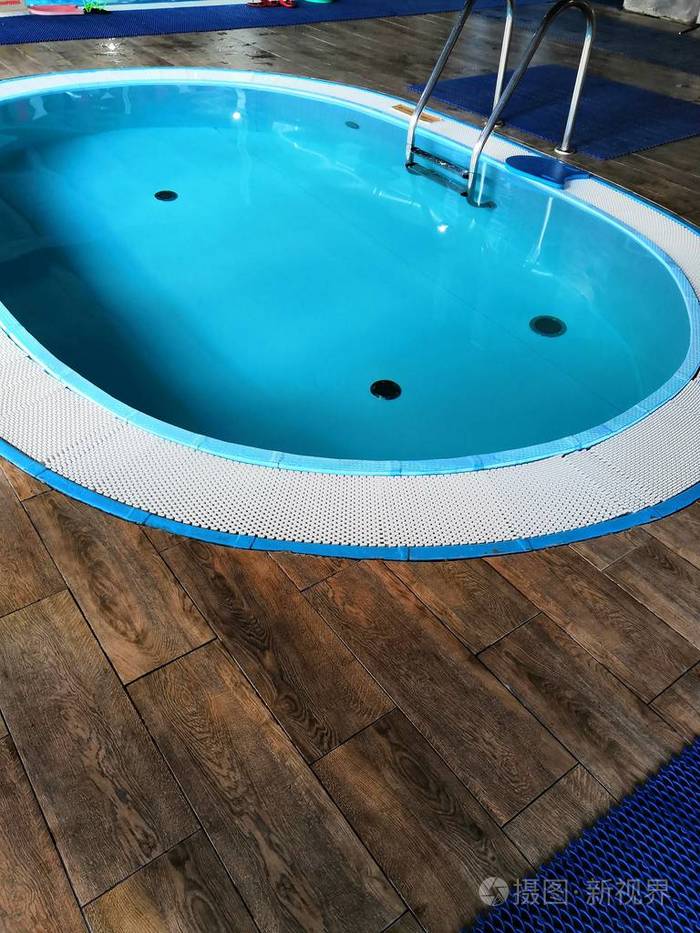 从上面看一个小型圆形室外游泳池