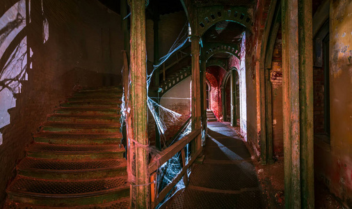 腐烂建筑中的楼梯图片