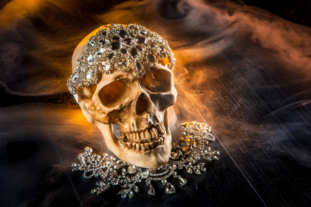 戴着钻石饰品的头骨.头骨上装饰着女性照片