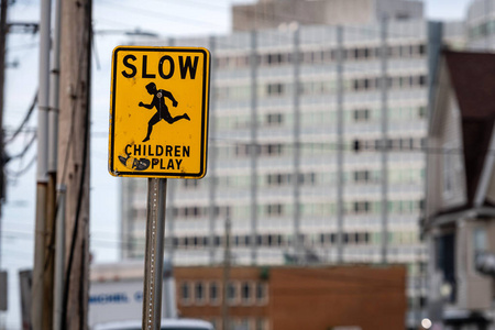 街道上的慢行儿童警告标志图片