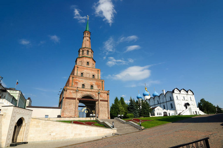 行人有坠落鞑靼斯坦共和国喀山克里姆林宫中的降落伞.照片