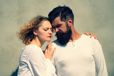 享受亲密关系的性感情侣.一对年轻夫妇,激情四射.