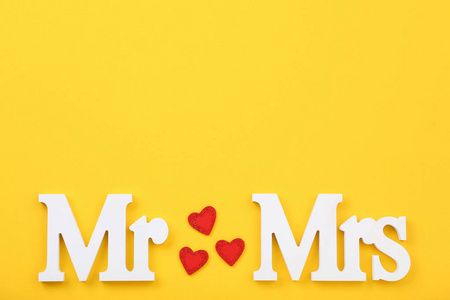 黄底红心白字先生和夫人照片