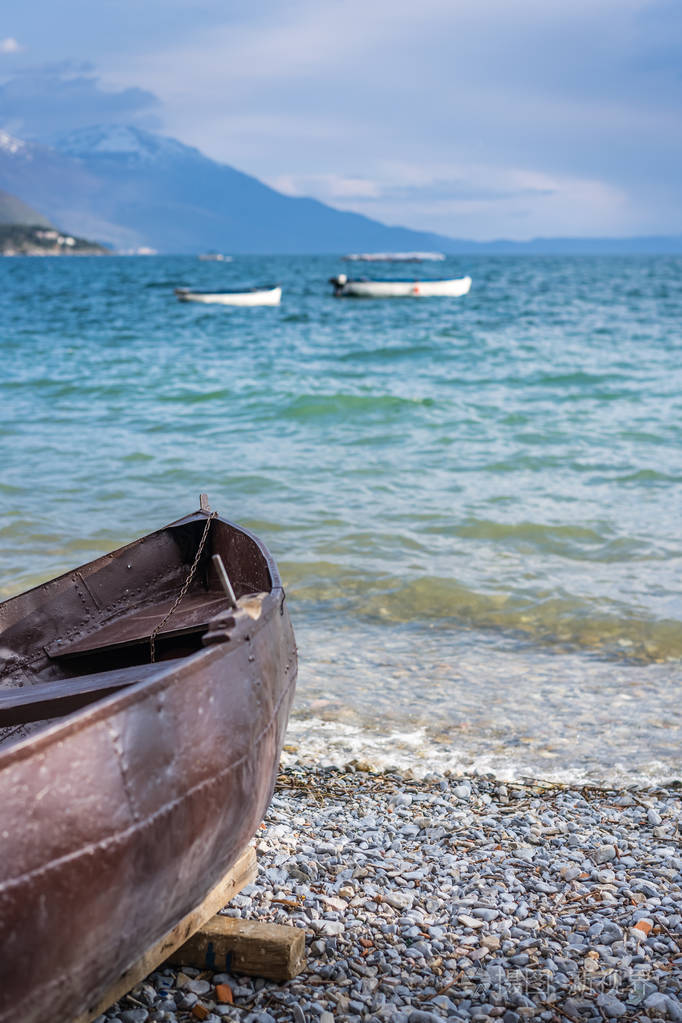 奥赫里德湖畔的一艘旧木船