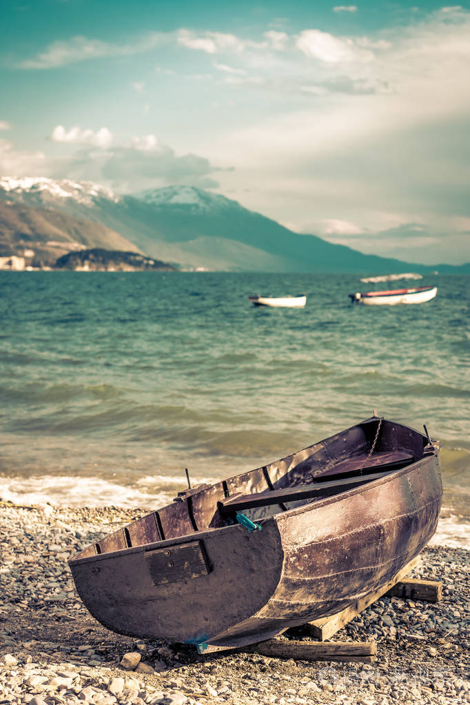 奥赫里德湖畔的一艘旧木船