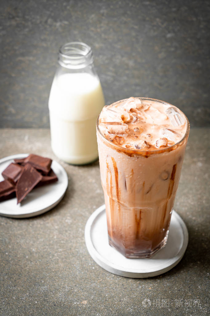 冰巧克力奶昔饮料