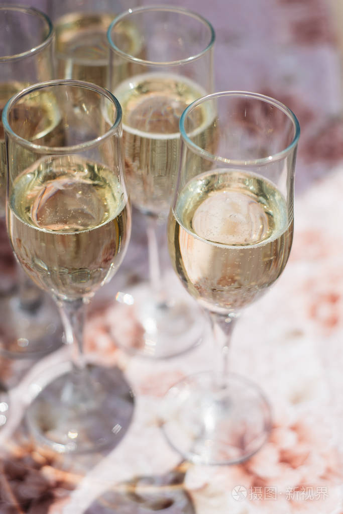 很多酒杯里有清凉可口的香槟或白葡萄酒派对和节日庆祝概念
