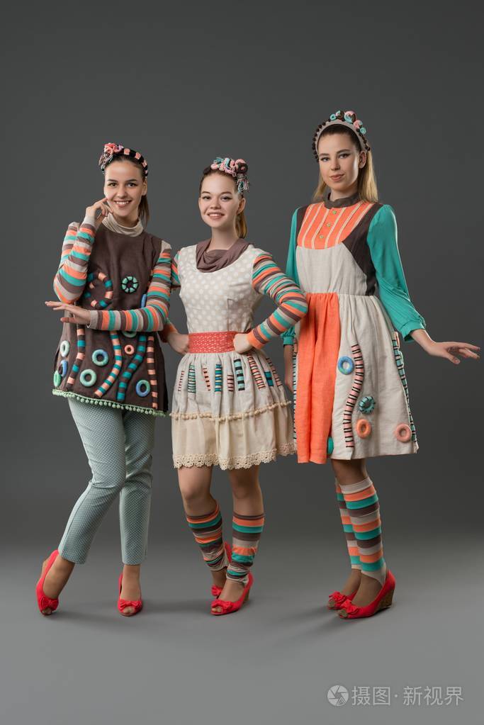 美丽的女孩穿着原始的民谣服装