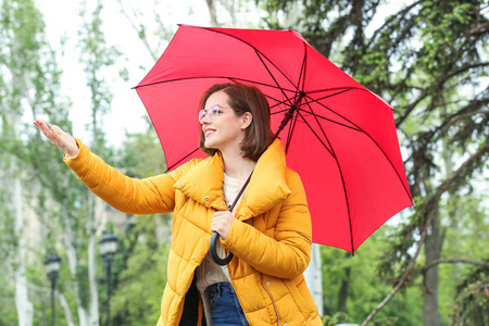 雨天户外撑伞美女图片