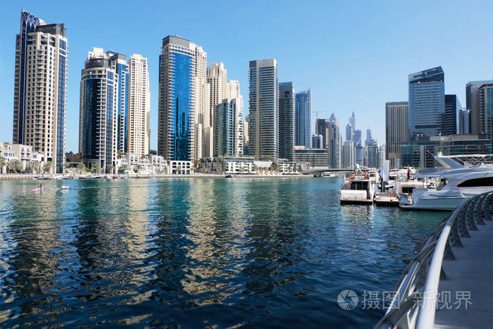 白天的迪拜城市景观