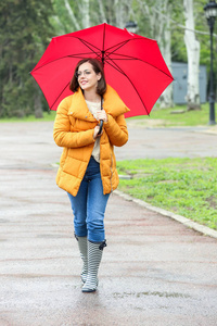 雨天户外撑伞美女图片