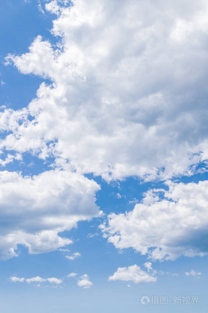 夏天蓝天上的白云蓬松