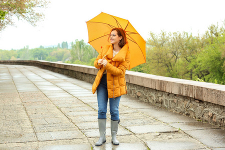 雨天户外撑伞美女图片