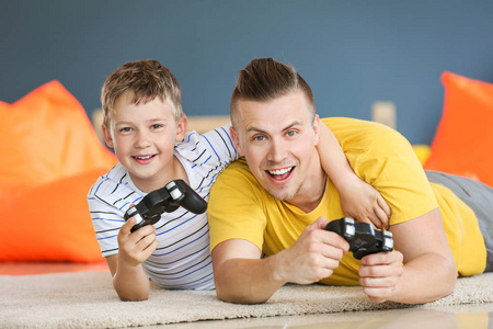 父子玩游戏图片 父子玩游戏素材 父子玩游戏插画 摄图新视界