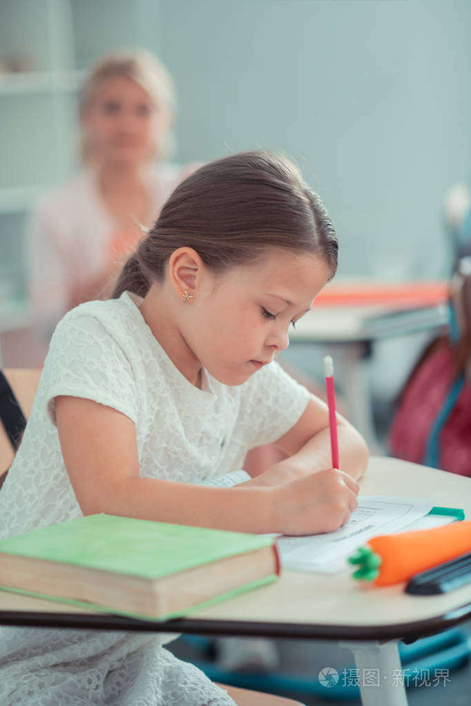 正在努力学习数学考试的女学生