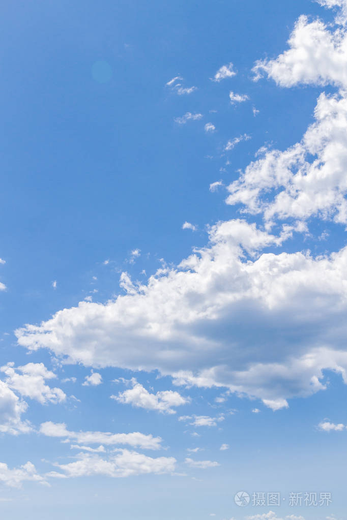 夏天蓝天上的白云蓬松
