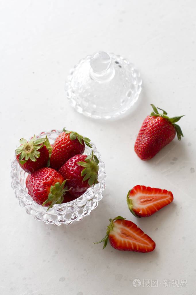 美丽的红草莓在玻璃圆碗近距离草莓