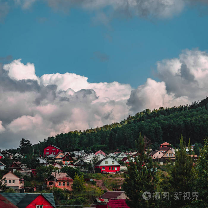 林间云起山村风光