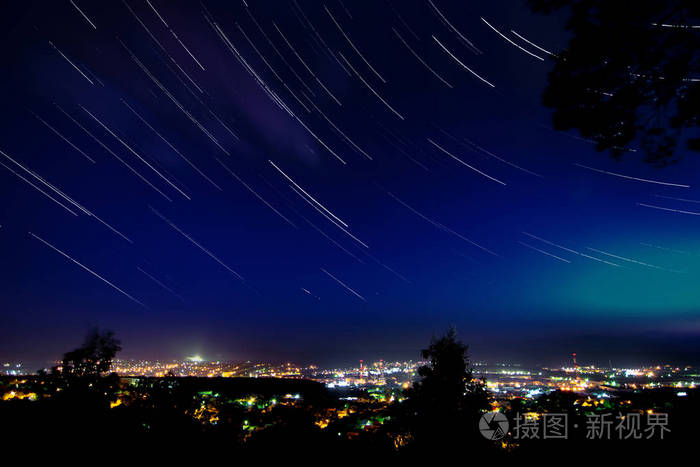 城市上空星光璀璨从山上望去星光熠熠