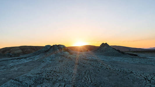 夕阳余晖中的泥火山图片