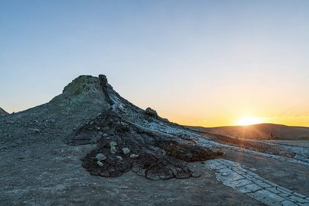 夕阳余晖中的泥火山图片