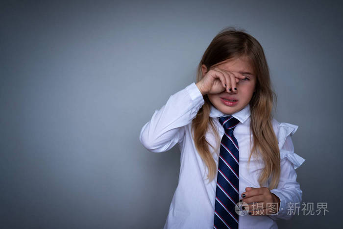 小女生捂着脸,哭着画像照片-正版商用图片2l9s3e-摄图新视界