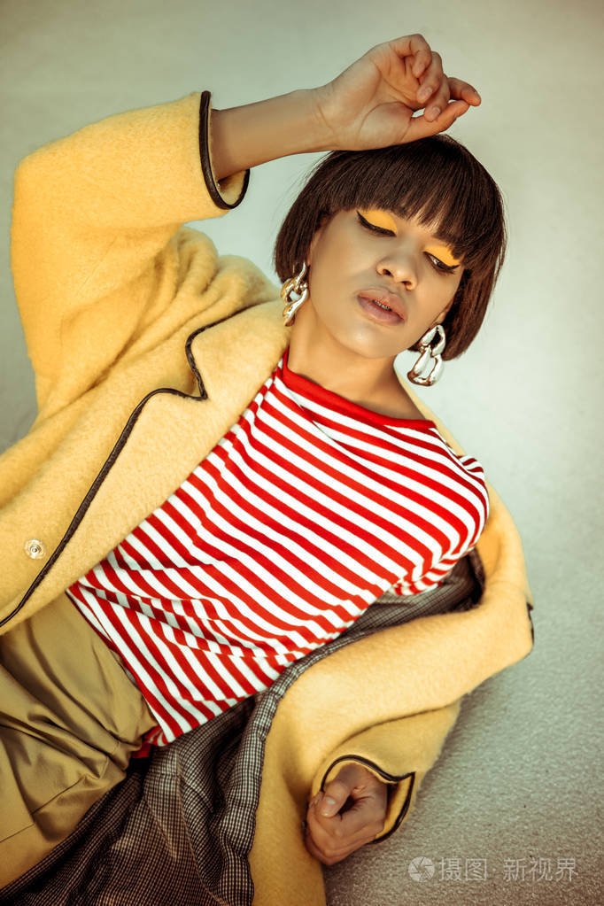 为时尚杂志拍摄可爱的国际模特