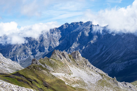 西班牙坎塔布里亚,欧洲皮科斯山脉中的富恩特照片