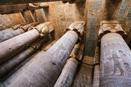 埃及基纳丹德拉神庙的柱子图片