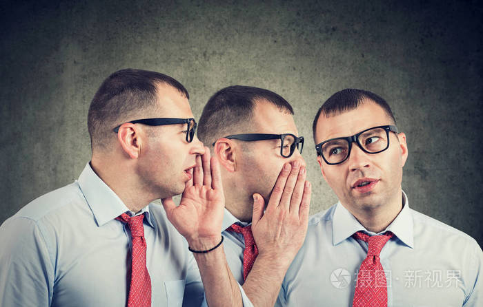 年轻的商人在耳边自言自语