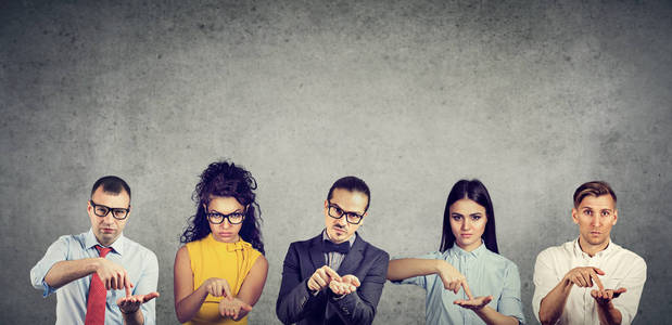 一群严肃的商人,男男女女,要求更多的钱照片