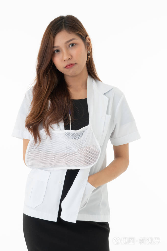 女医生断臂上露出一副无聊的表情