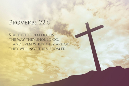 箴言22:6古老的圣经经文背景在山上的一个十字架上照片